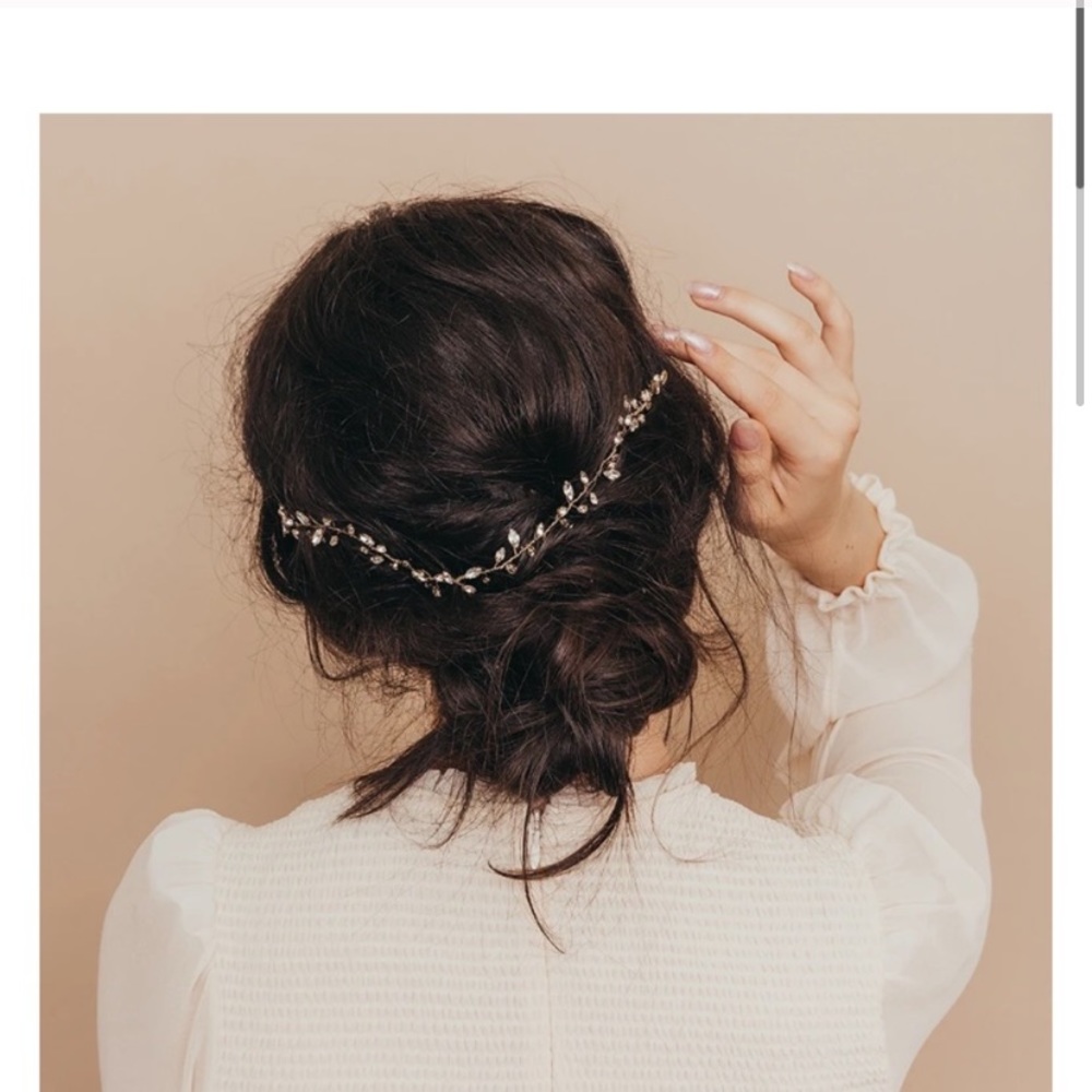 Marlowe hair vine from olive + piper, gold